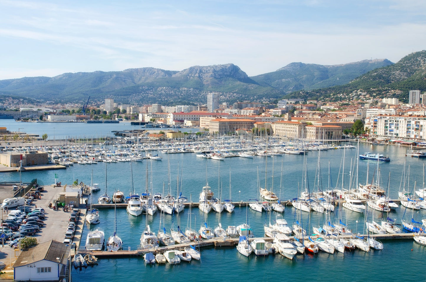 Port de la Vieille Darse, Toulon, Francia: ormeggi per barche e vista sul porto turistico con Eberths.com