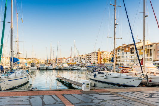 Porto du Cap d’Agde, Cap d'Agde, Costa Azzurra: ormeggi per barche e vista sul porto turistico con Eberths.com