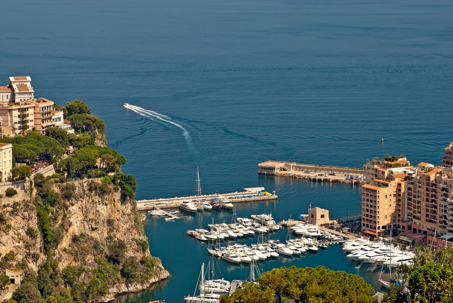 Porto Fontvieille, Monaco Ville, Monaco: ormeggi per barche e vista sul porto turistico con Eberths.com