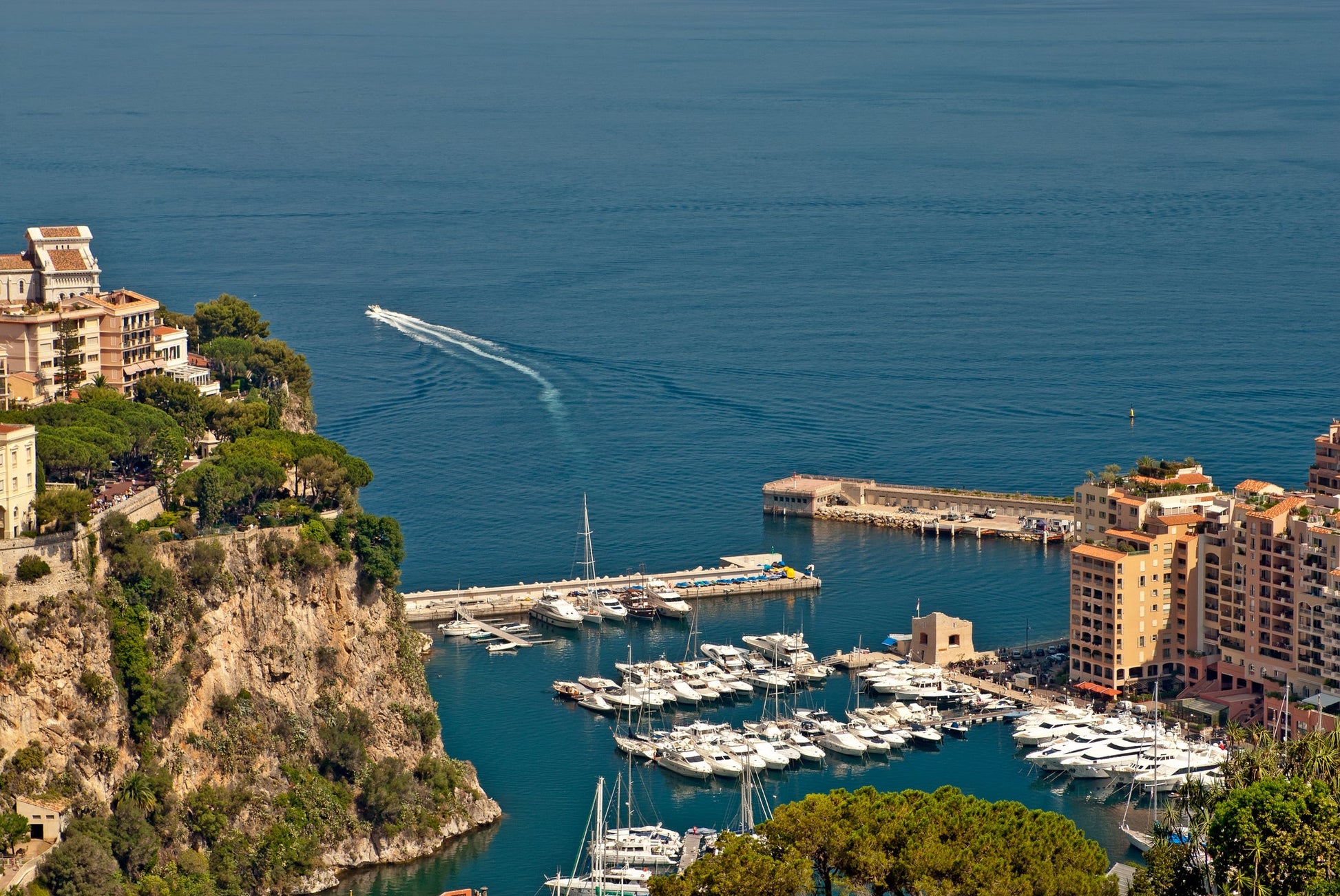 Porto Fontvieille, Monaco Ville, Monaco: ormeggi per barche e vista sul porto turistico con Eberths.com