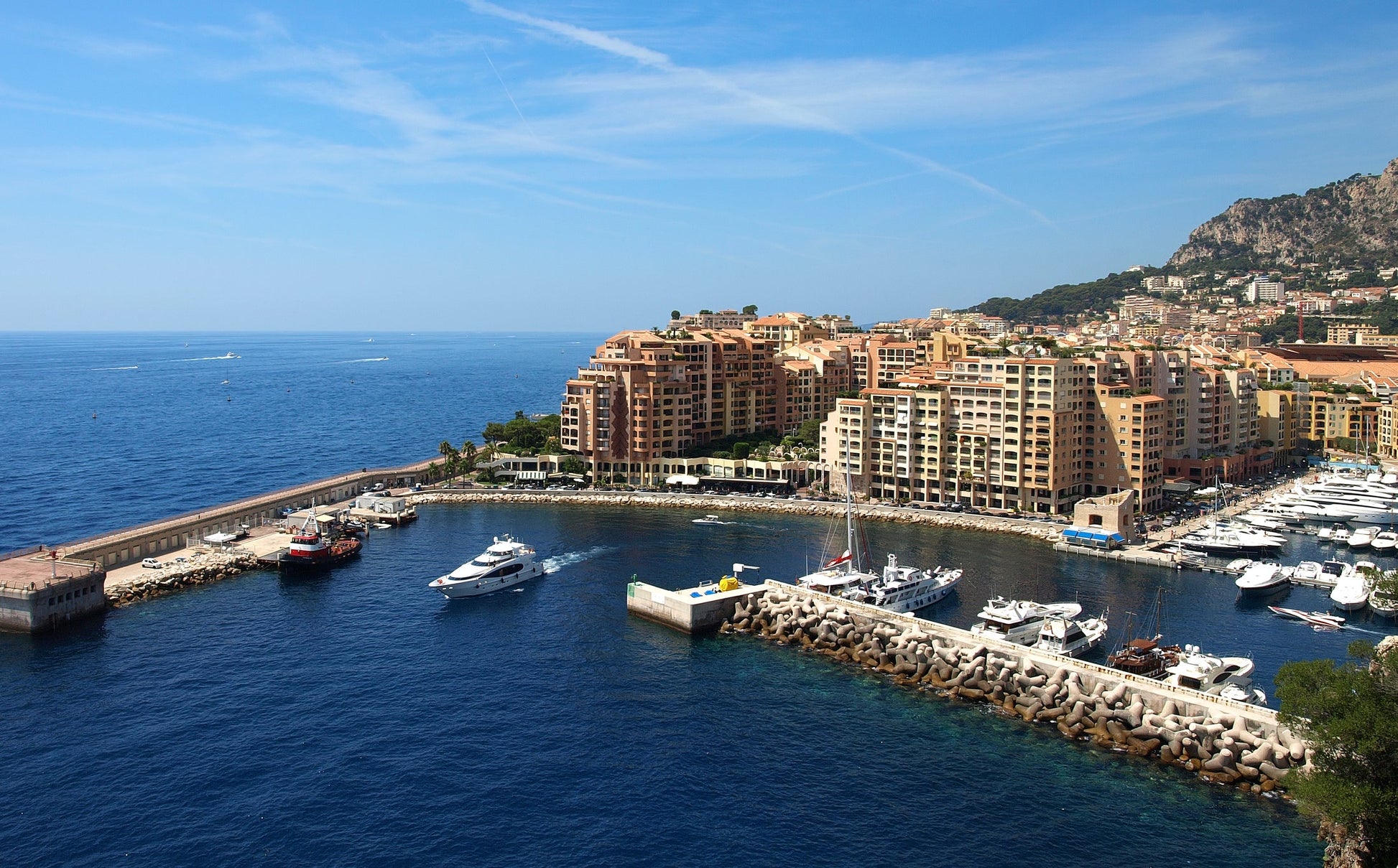 Porto Fontvieille di Monaco Ville, Monaco: ormeggi per barche e vista sul porto turistico con Eberths.com