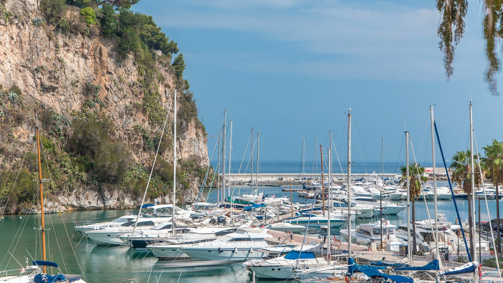 Porto Fontvieille di Monaco Ville, Monaco: ormeggi per barche e vista sul porto turistico con Eberths.com