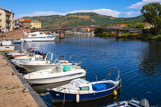 Bosa Marina, Oristano, Cerdeña: amarres para barcos y vistas al puerto deportivo con Eberths.com