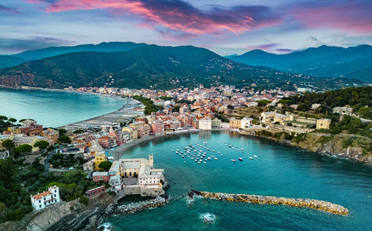 Porticciolo di Sestri Levante, Sestri Levante, Italia: Amarres y vistas de la Porticciolo di con Eberths.com