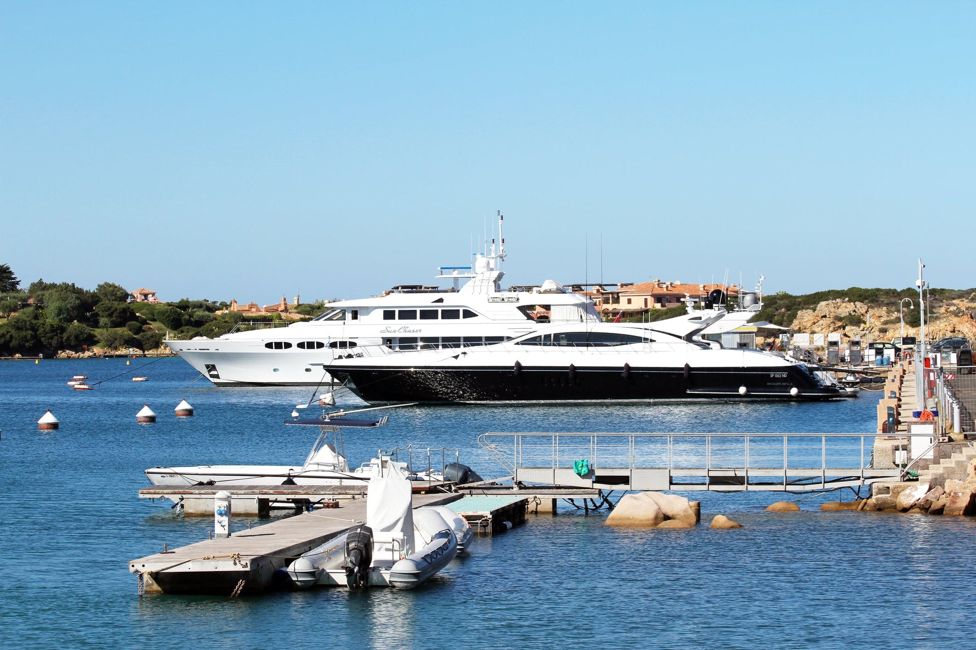 Porto Cervo, Porto Cervo, Sardegna, Italia: ormeggi per barche e vista sul porto turistico con Eberths.com