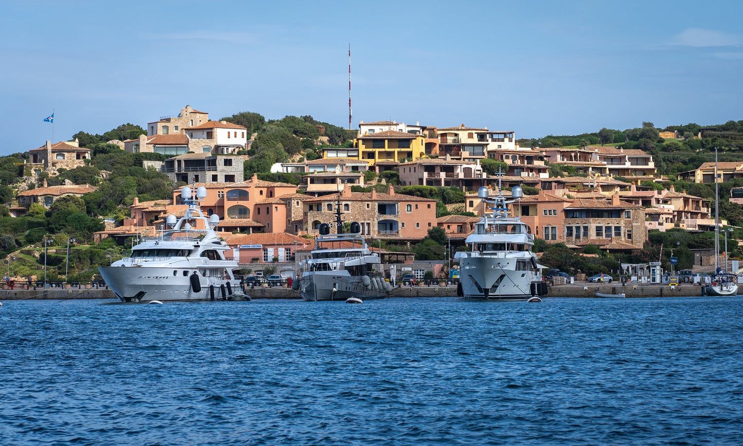 Porto Cervo, Porto Cervo, Sardegna, Italia: ormeggi per barche e vista sul porto turistico con Eberths.com