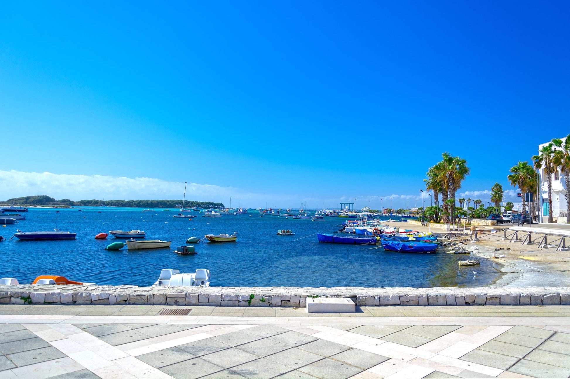 Porto Cesareo, Porto Cesareo, Italia: ormeggi per barche e vista sul porto turistico con Eberths.com