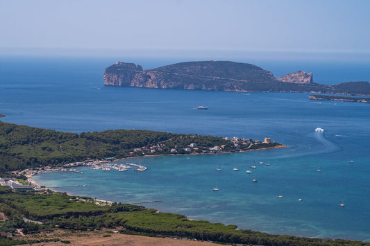 Marina Porto Conte, Alghero, Cerdeña, Italia: amarres para barcos y vistas al puerto deportivo con Eberths.com