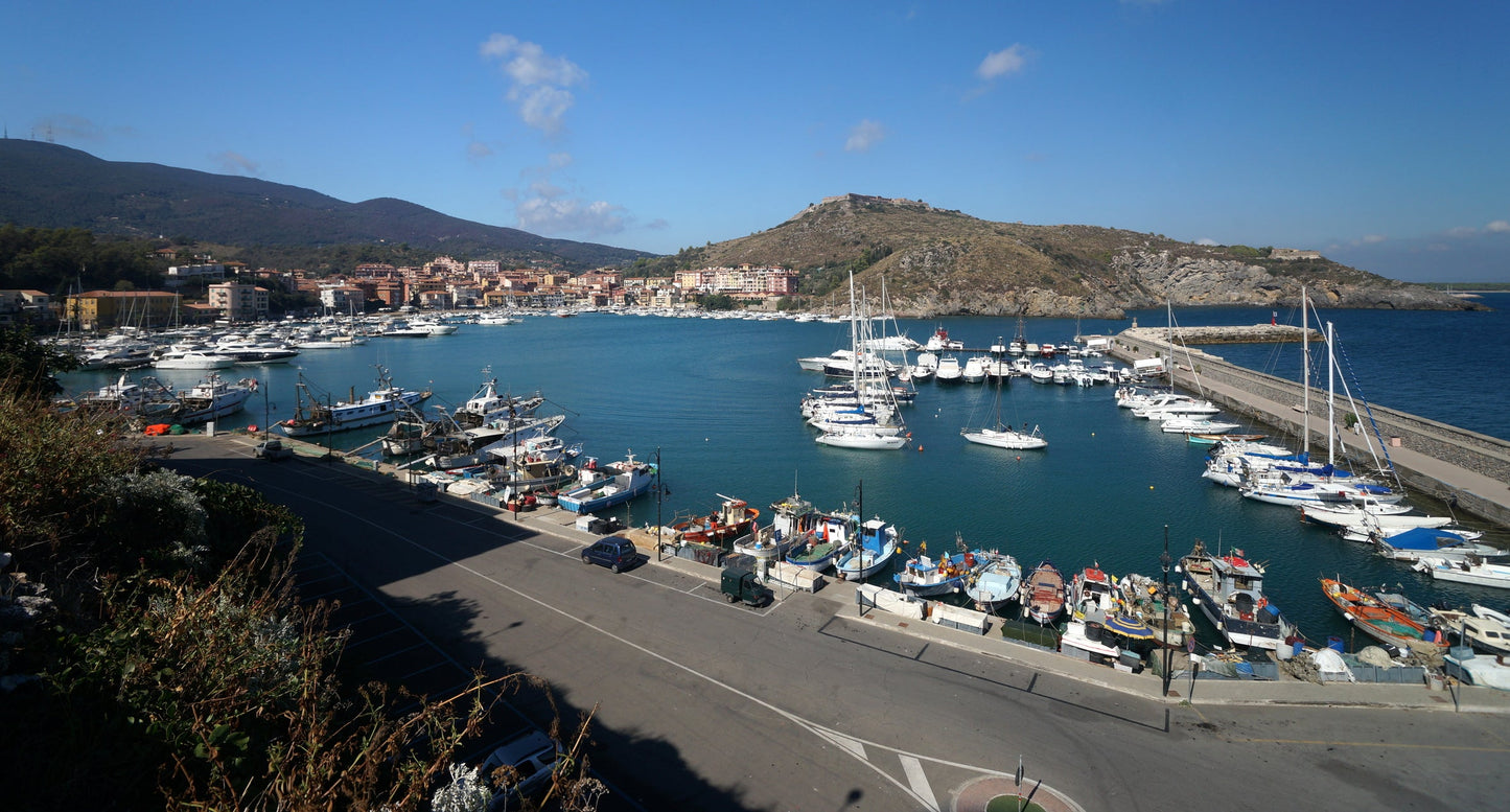 Porto Ercole, Grosseto, Italia: ormeggi per barche e vista sul porto turistico con Eberths.com