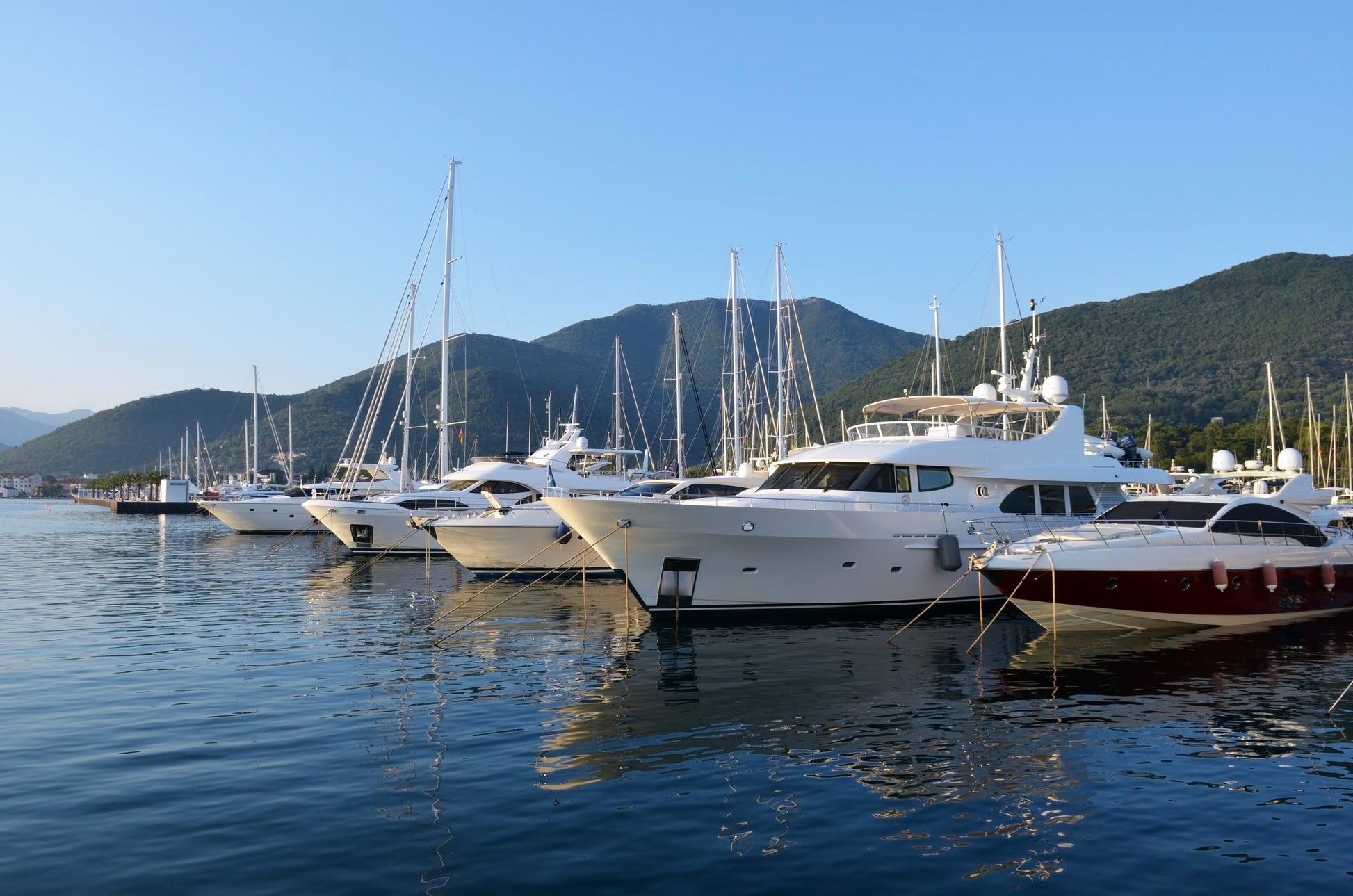 Porto Monténégro à Tivat, Monténégro – postes d’amarrage pour bateaux et vue sur le port de plaisance avec Eberths.com