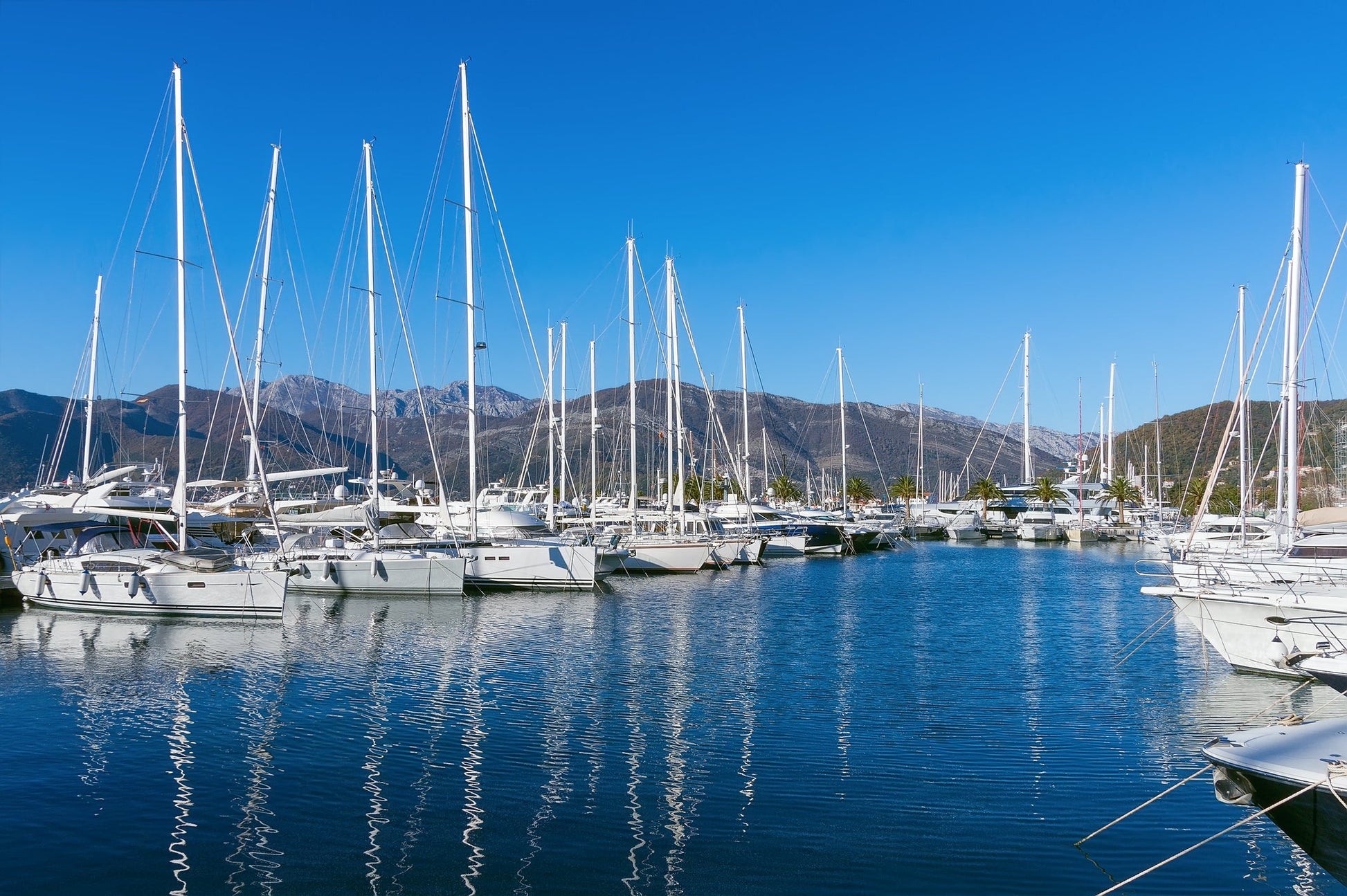 Porto Monténégro à Tivat, Monténégro – postes d’amarrage pour bateaux et vue sur le port de plaisance avec Eberths.com