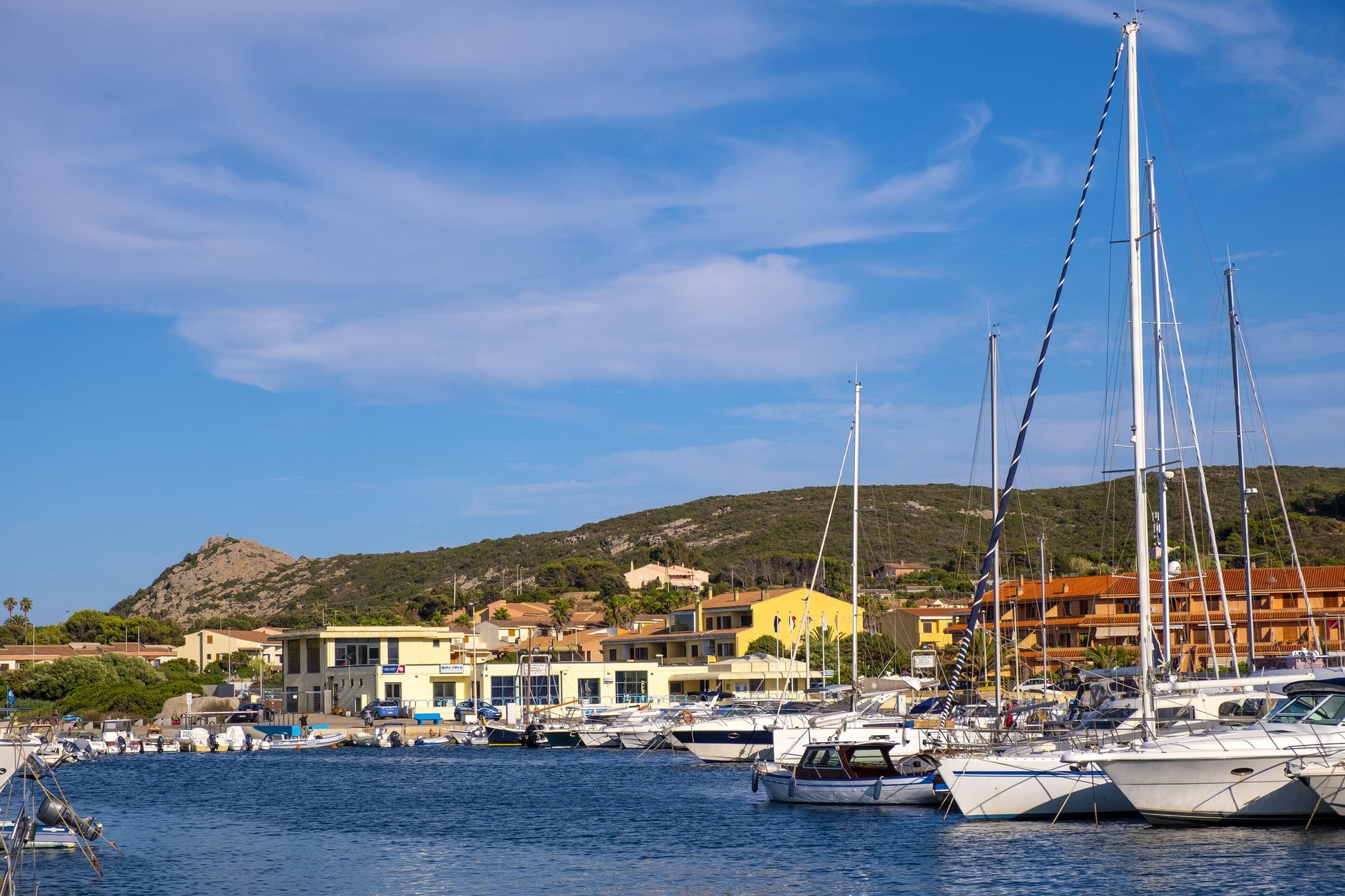 Porto Palau, Palau, Italia: ormeggi per barche e vista sul porto turistico con Eberths.com