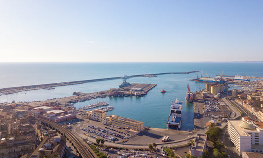Puerto Rossi, Catania, Sicilia, Italia: amarres para barcos y vistas al puerto deportivo con Eberths.com
