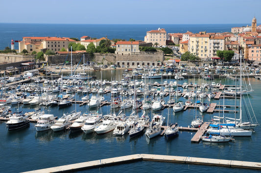 Puerto Tino Rossi, Ajaccio, Córcega, Francia: amarres para barcos y vistas al puerto deportivo con Eberths.com