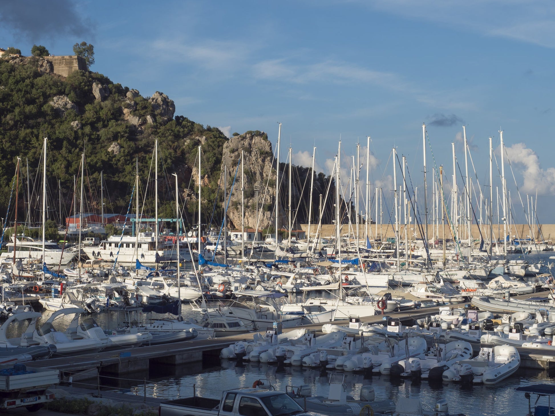 Port de plaisance di Santa Maria Navarrese à Baunei, Italie – postes d’amarrage pour bateaux et vue sur le port de plaisance avec Eberths.com