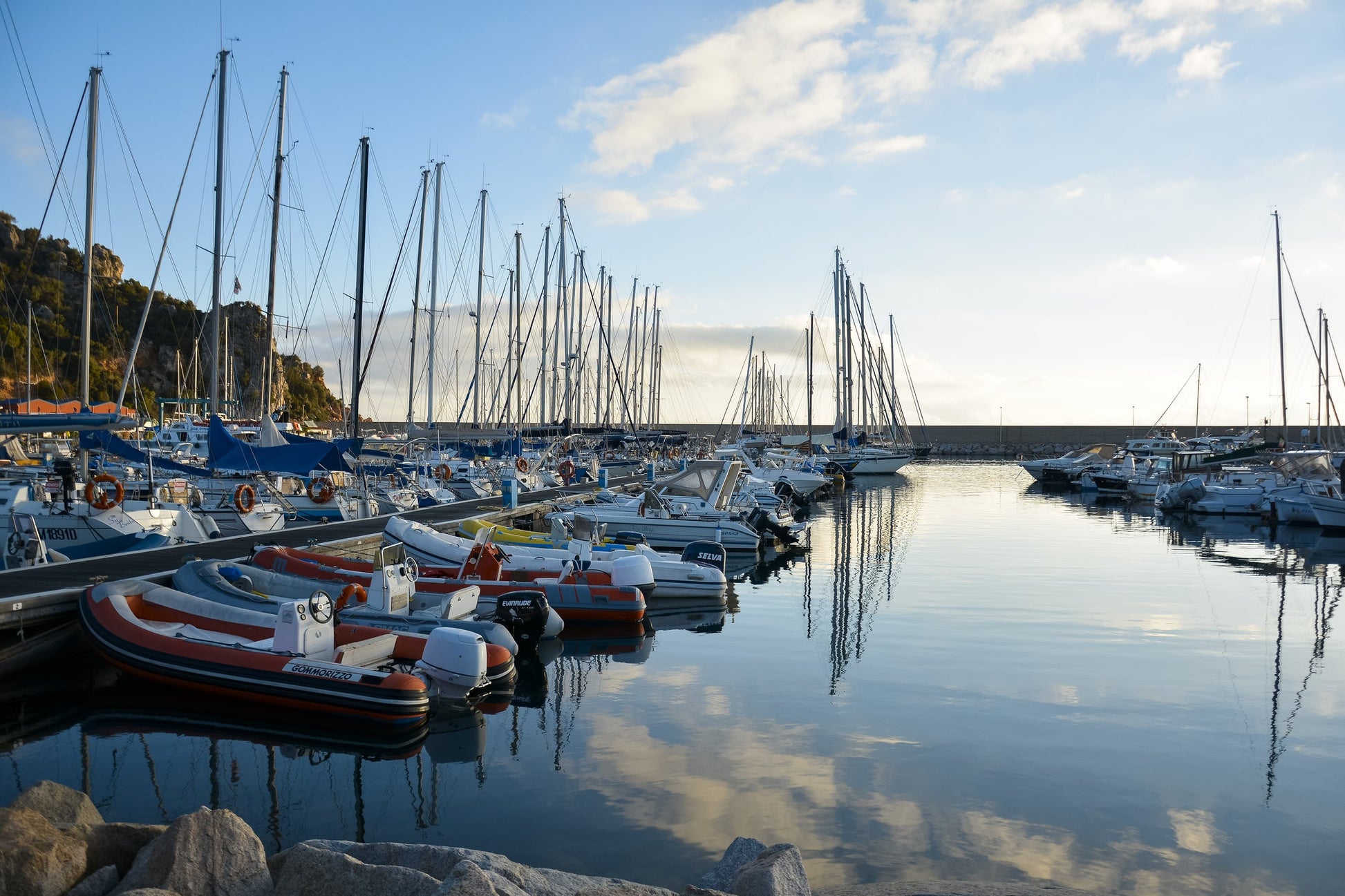 Port de plaisance di Santa Maria Navarrese à Baunei, Italie – postes d’amarrage pour bateaux et vue sur le port de plaisance avec Eberths.com