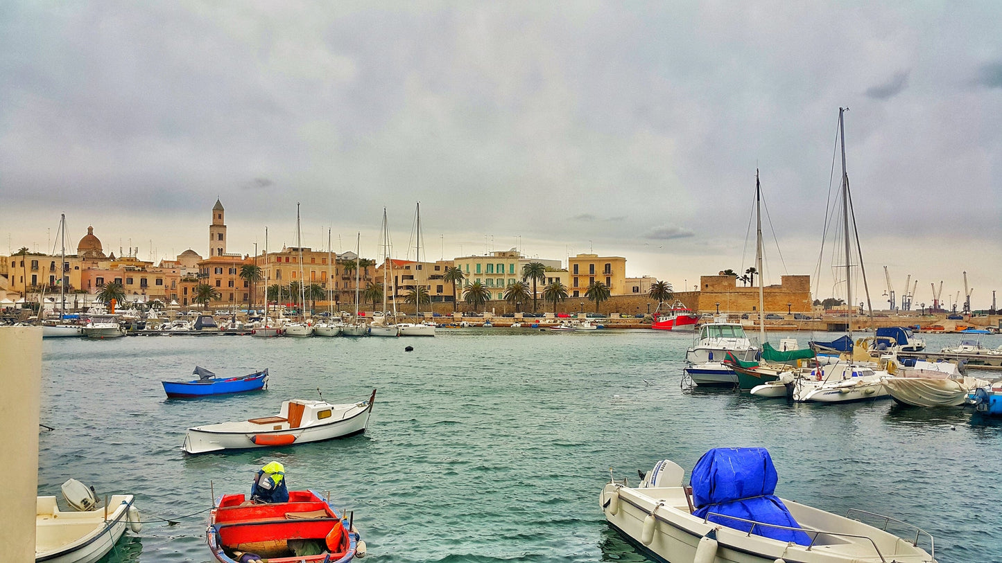 Porto Vecchio  Bari, Bari, Italia: ormeggi per barche e vista sul porto turistico con Eberths.com