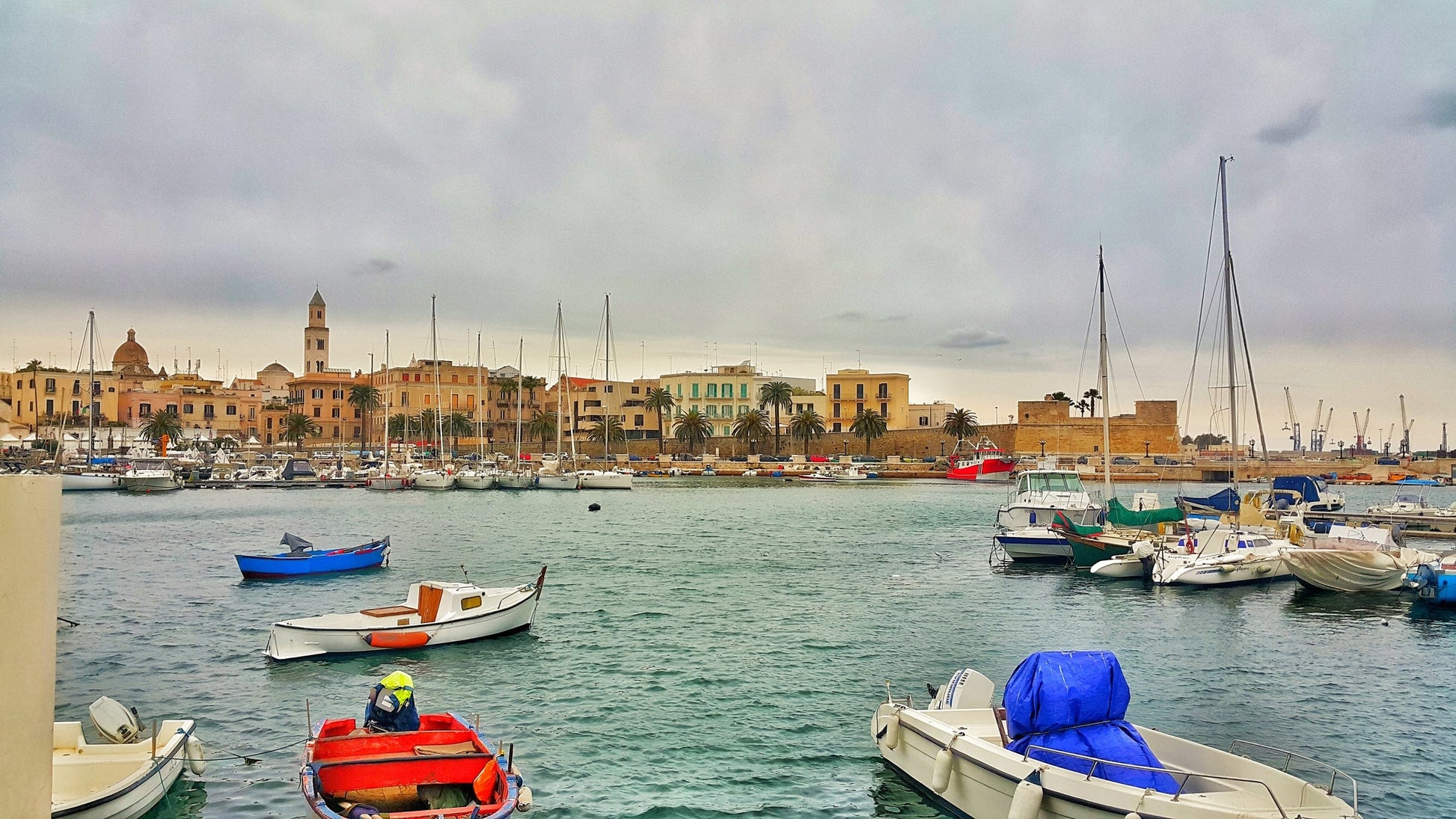 Porto Vecchio  Bari, Bari, Italia: ormeggi per barche e vista sul porto turistico con Eberths.com