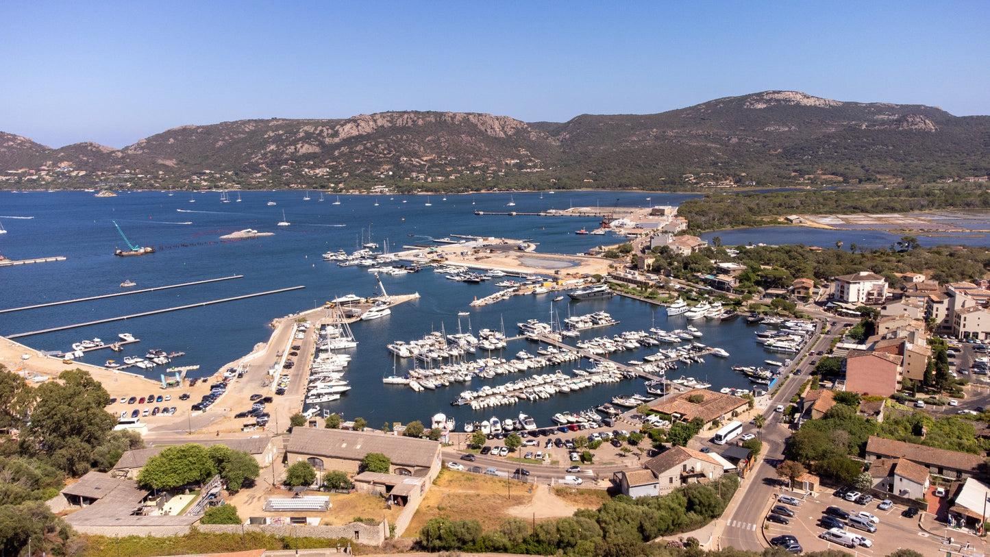 Porto di Porto Vecchio, Corsica, Francia: ormeggi per barche e vista sul porto turistico con Eberths.com