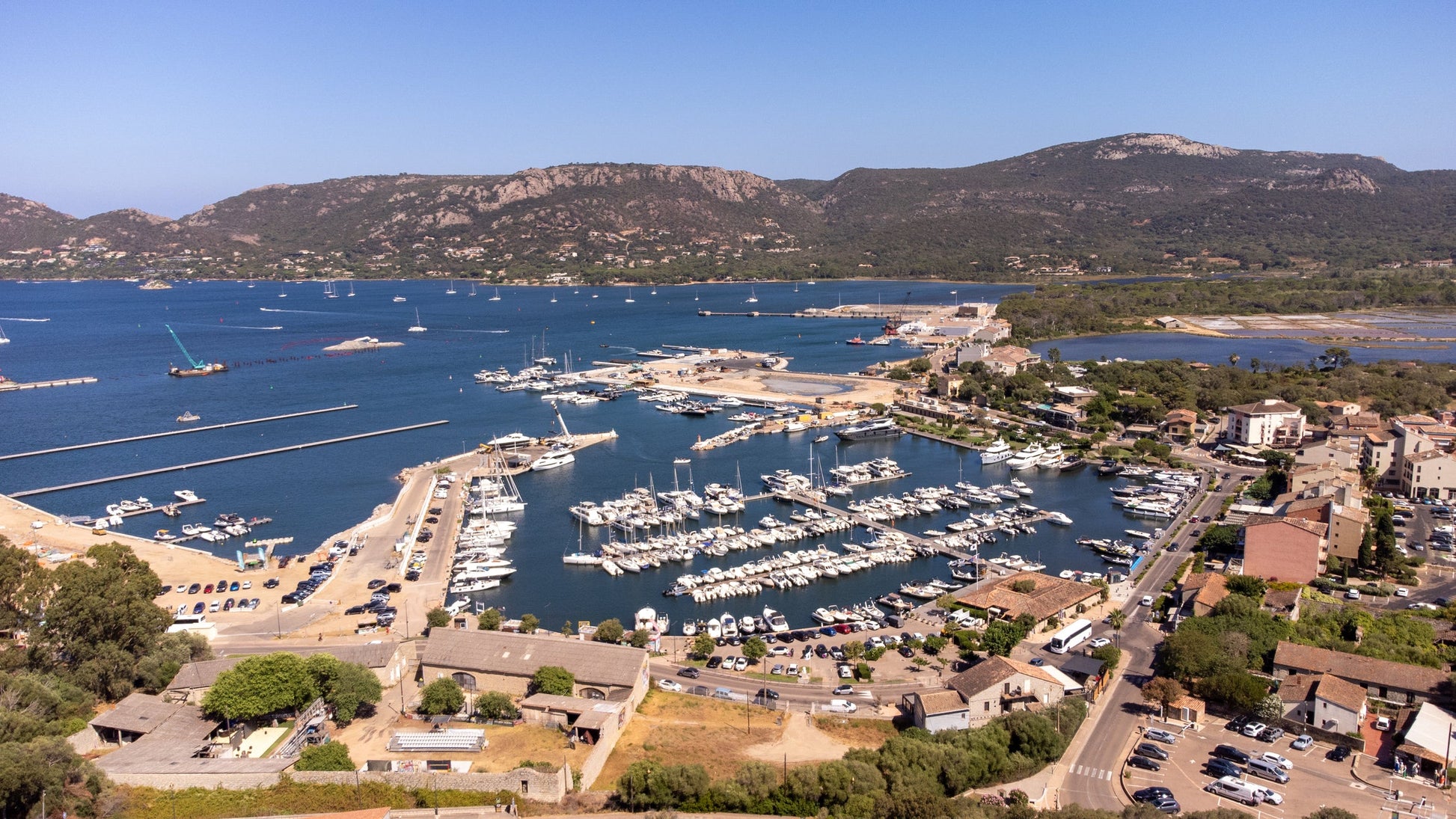 Porto di Porto Vecchio, Corsica, Francia: ormeggi per barche e vista sul porto turistico con Eberths.com