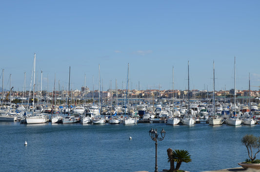 Puerto de Bosa, Oristano, Cerdeña, Italia: amarres para barcos y vistas al puerto deportivo con Eberths.com