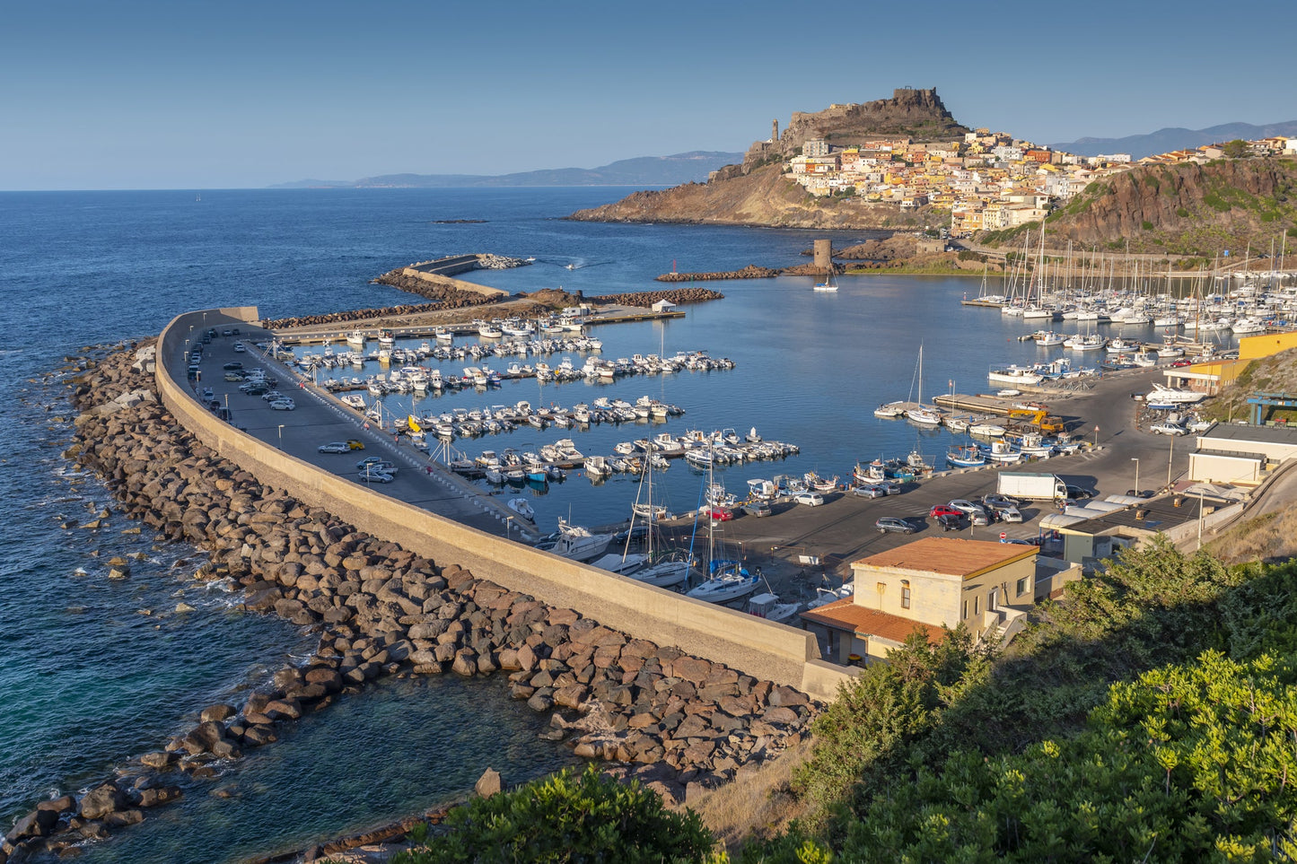 Puerto de Castelsardo, Castelsardo, Italia: amarres para barcos y vistas al puerto deportivo con Eberths.com