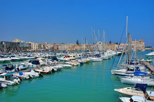 Puerto de Bisceglie, Bisceglie, Italia: Amarres y vistas del puerto deportivo con Eberths.com