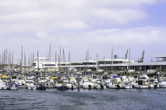 Porto Arrecife, Arrecife, Lanzarote, Spagna: ormeggi per barche e vista sul porto turistico con Eberths.com