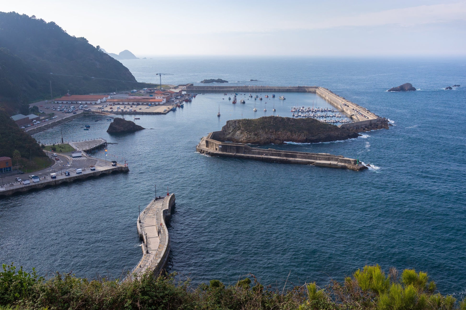 Porto Cudillero, Cudillero, Spagna: ormeggi per barche e vista sul porto turistico con Eberths.com