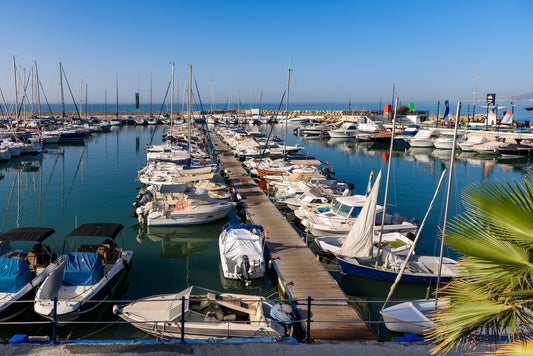 Porto El Candado, Malaga, Spagna: ormeggi e vista sul porto turistico con Eberths.com