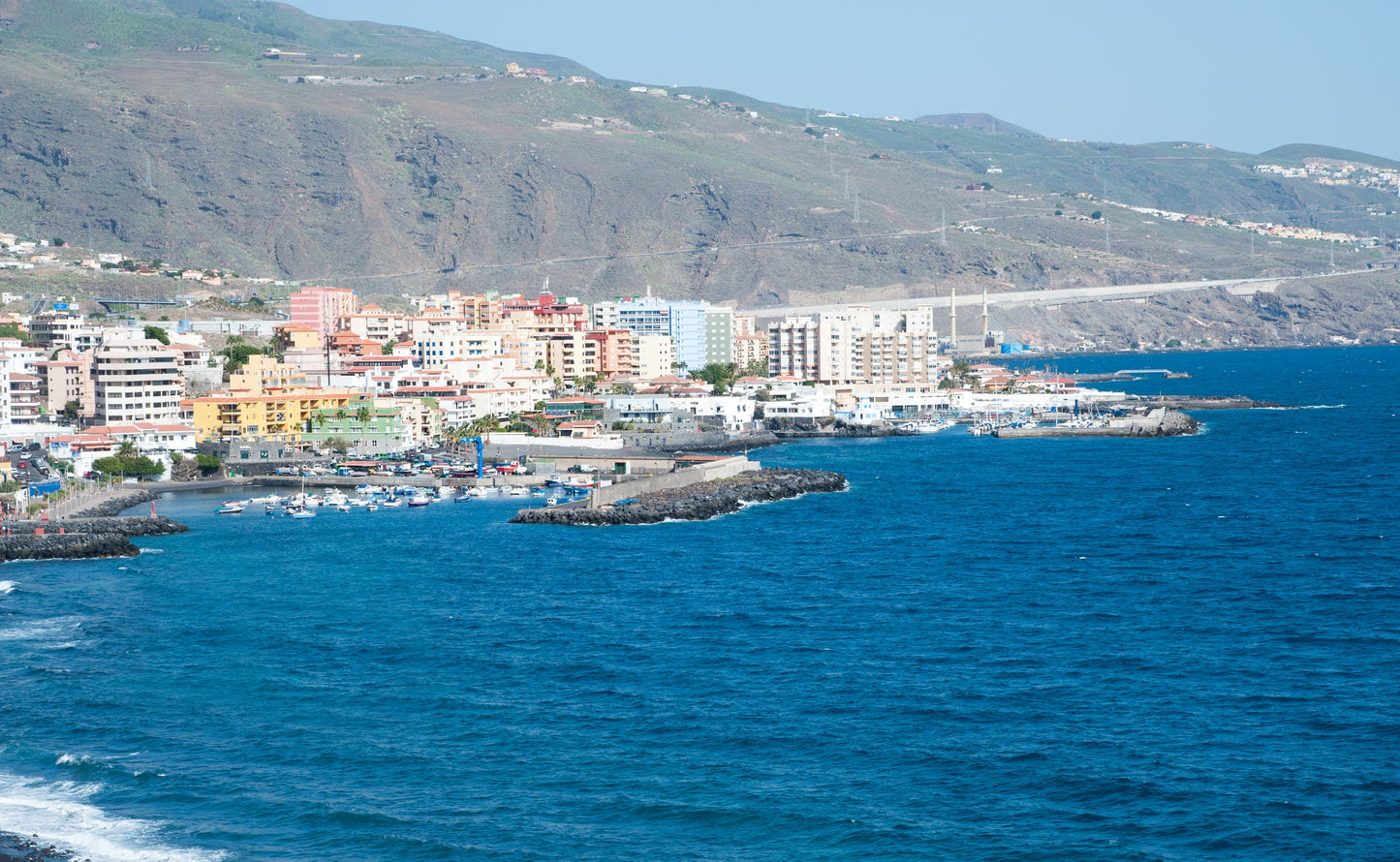 Porto La Galera, Candelaria, Tenerife, Spagna: ormeggi e vista sul porto turistico con Eberths.com