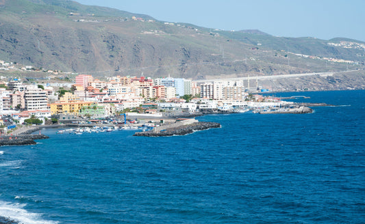 Porto La Galera, Candelaria, Tenerife, Spagna: ormeggi e vista sul porto turistico con Eberths.com