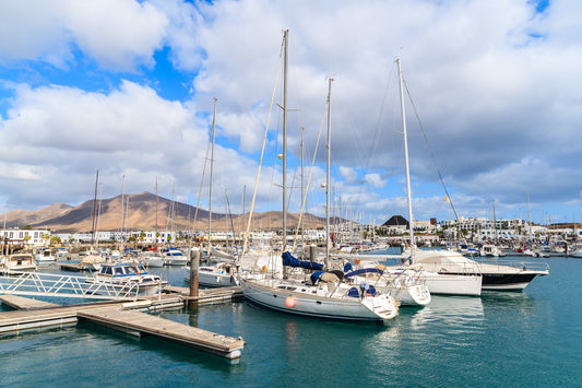 Marina Rubicon, Playa Blanca, Lanzarote, Spagna: ormeggi e vista sul porto turistico con Eberths.com