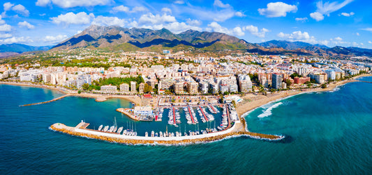 Porto Maritimo de Marbella, Marbella, Spagna: ormeggi e vista sul porto turistico con Eberths.com