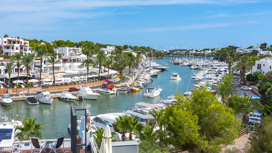 Porto Cala d´Or, Cala d Or, Spagna: ormeggi e vista sul porto turistico con Eberths.com