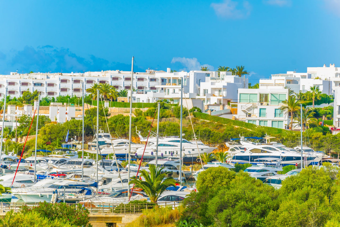 Marina de Cala d'Or, Cala d'Or, España: amarres y vistas al puerto deportivo con Eberths.com