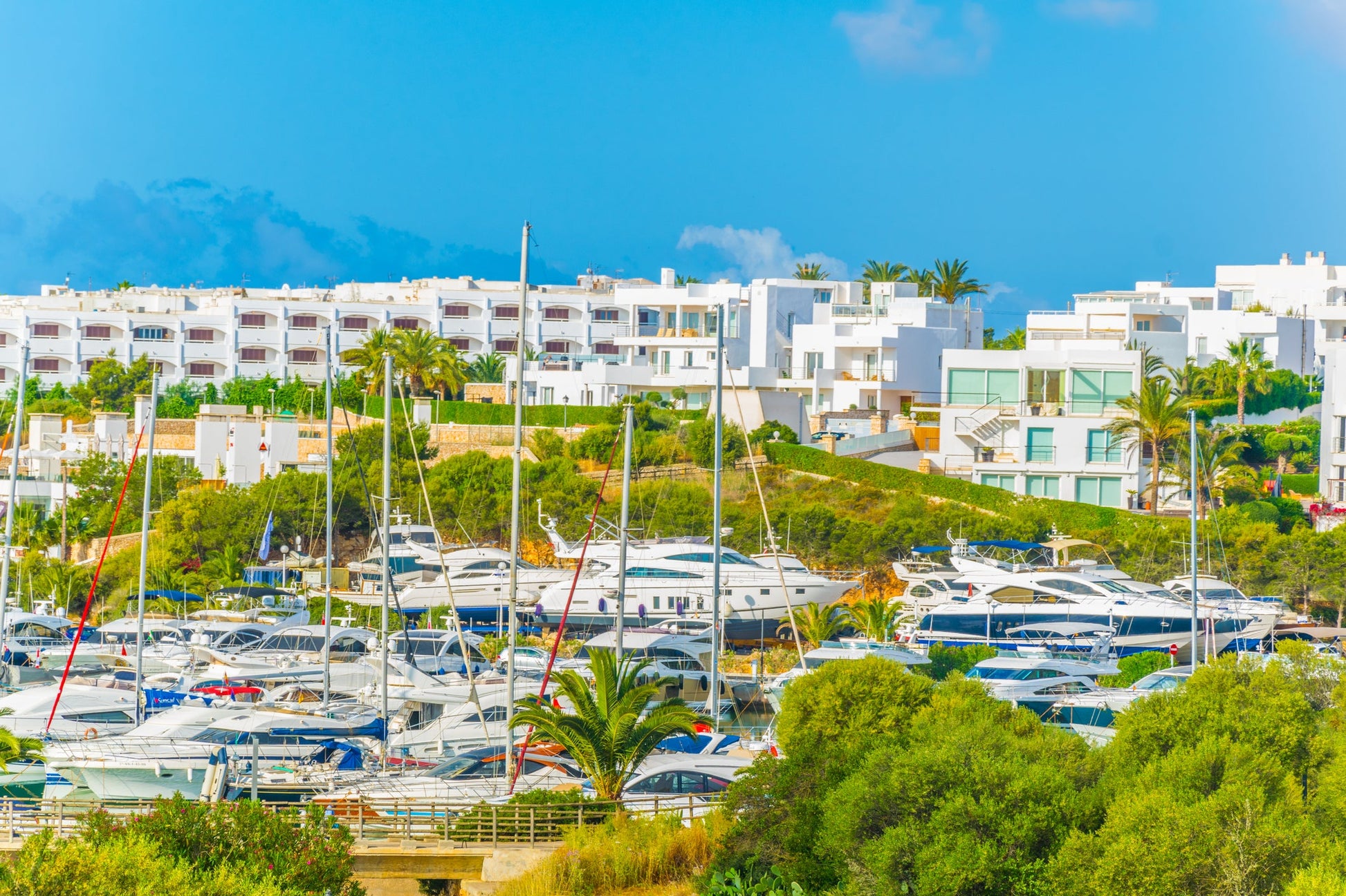 Marina de Cala d'Or, Cala d'Or, España: amarres y vistas al puerto deportivo con Eberths.com