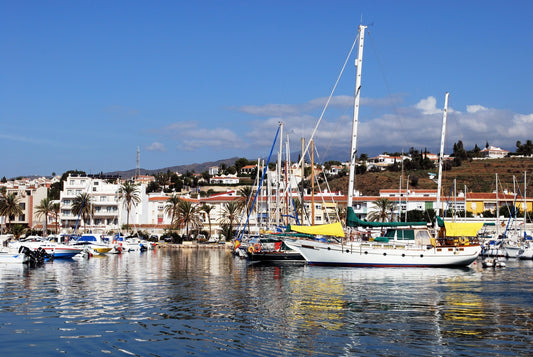 Porto Caleta de Velez, Velez Malaga, Spagna: ormeggi e vista sul porto turistico con Eberths.com