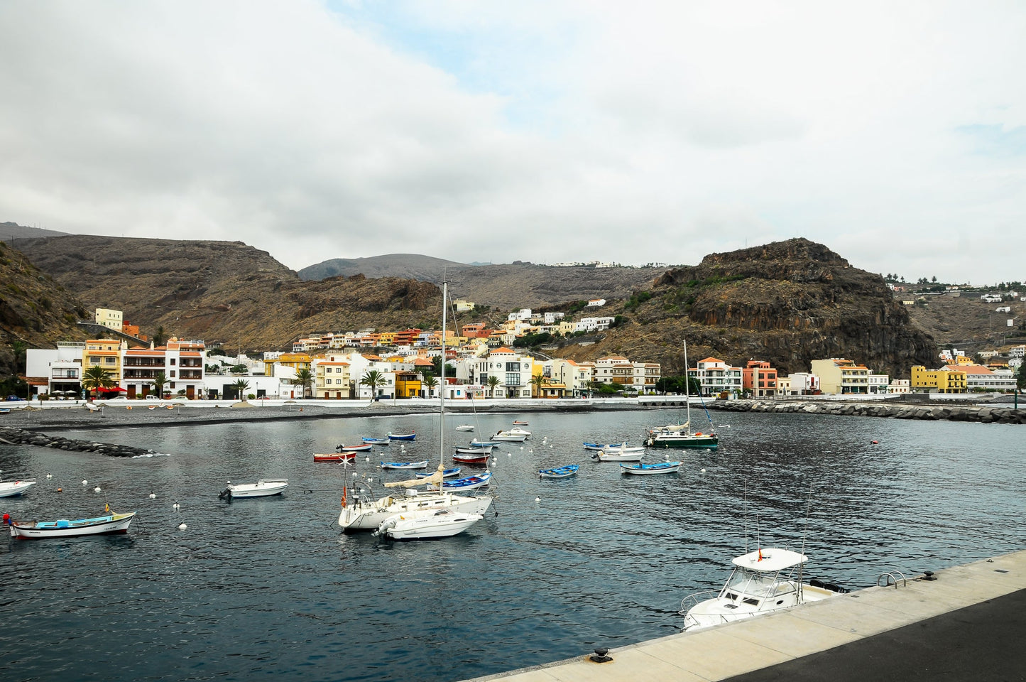 Porto Playa de Santiago, Alajeró, La Gomera, Spagna: ormeggi e vista sul porto con Eberths.com