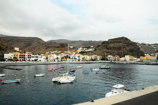 Porto Playa de Santiago, Alajeró, La Gomera, Spagna: ormeggi e vista sul porto con Eberths.com
