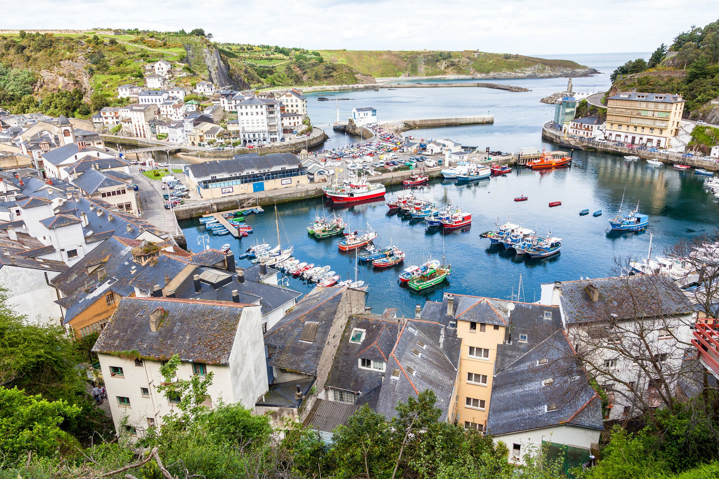 Puerto de Luarca, Luarca, España: amarres para barcos y vistas al puerto deportivo con Eberths.com