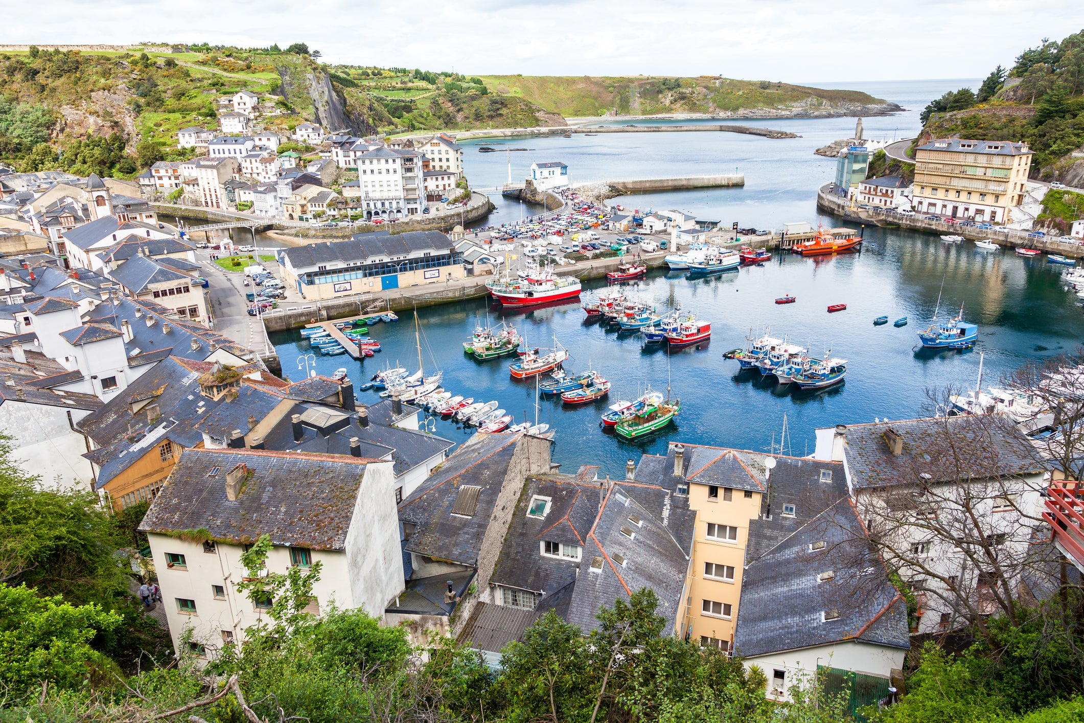 Puerto Luarca in Luarca, Spain – yacht berths and marina view with Eberths.com