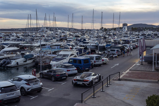 Porto Portals, Calvià, Spagna: ormeggi per barche e vista sul porto turistico con Eberths.com