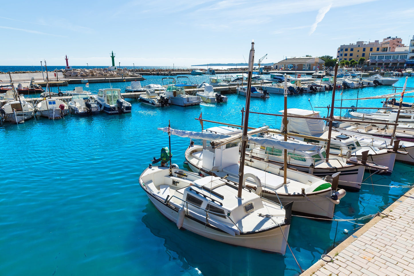 Puerto de Cala Bona, Son Servera, España: amarres para barcos y vistas al puerto deportivo con Eberths.com