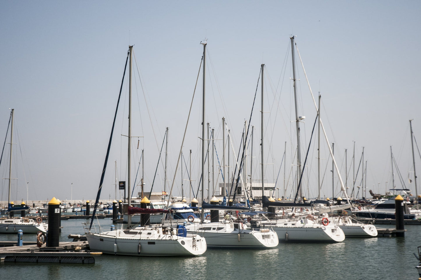 Port de Chipiona à Chipiona, Espagne – postes d’amarrage pour bateaux et vue sur le port de plaisance avec Eberths.com