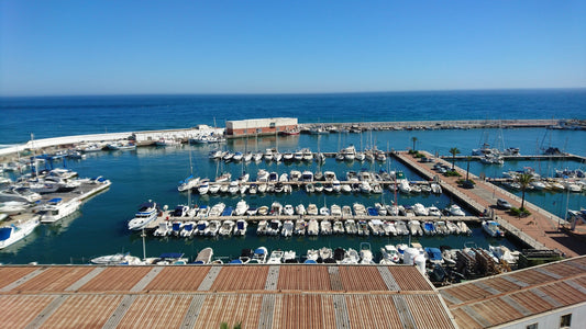 Porto La Bajadilla, Marbella, Spagna: ormeggi per barche e vista sul porto turistico con Eberths.com