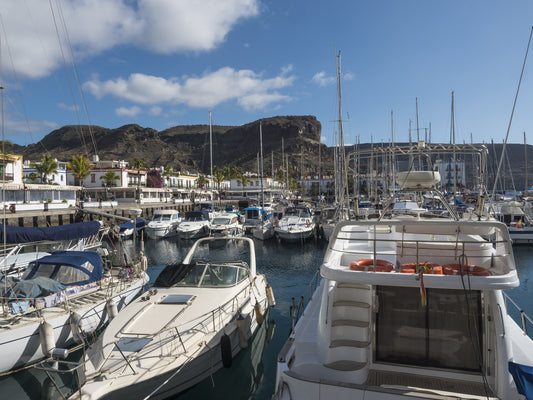 Porto Mogán, La Playa de Mogán, Gran Canaria, Spagna: ormeggi e vista sul porto turistico con Eberths.com
