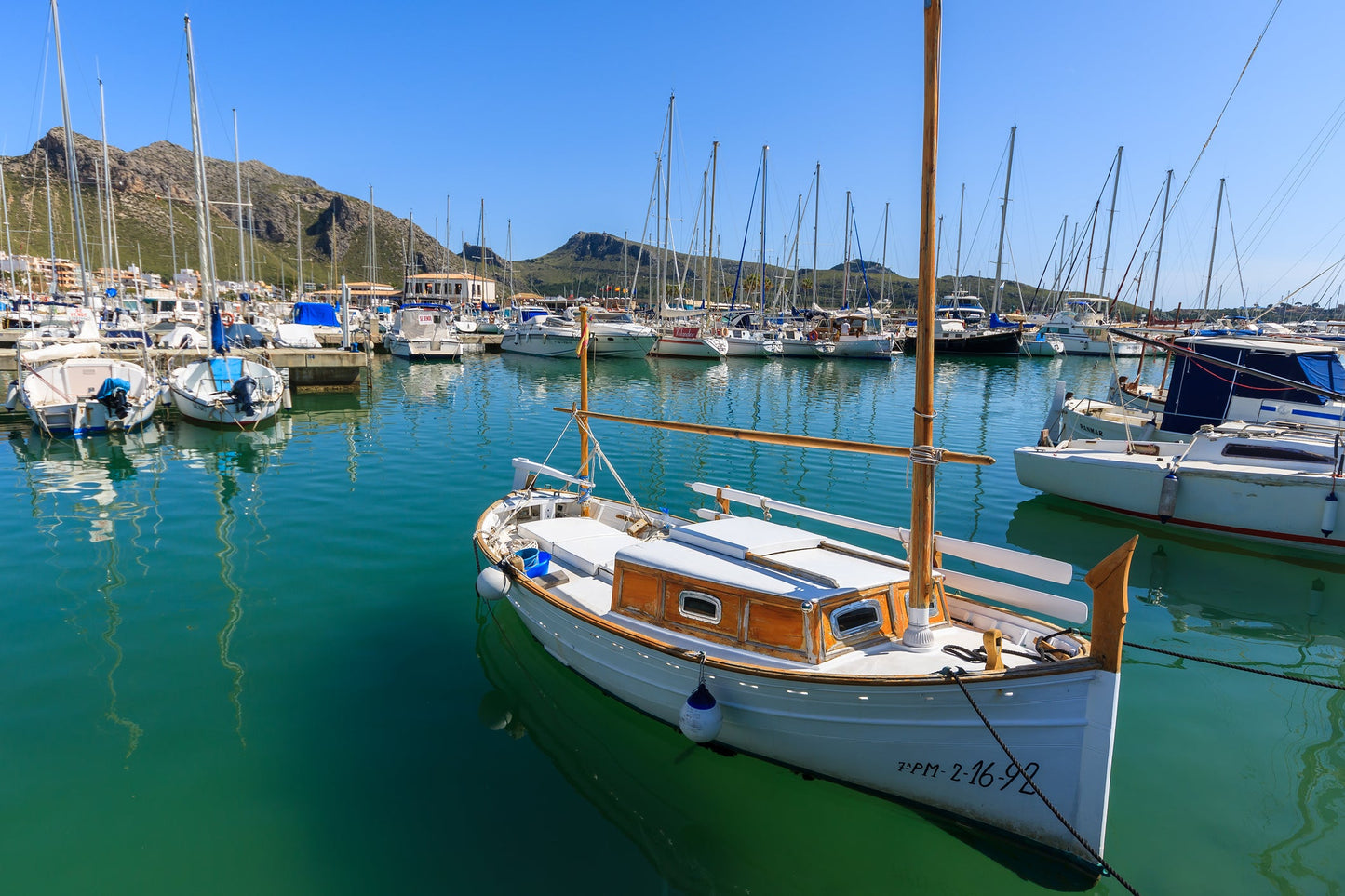 Puerto de Pollença στην Pollença, Ισπανία – θέσεις ελλιμενισμού γιοτ και θέα στη μαρίνα με το Eberths.com