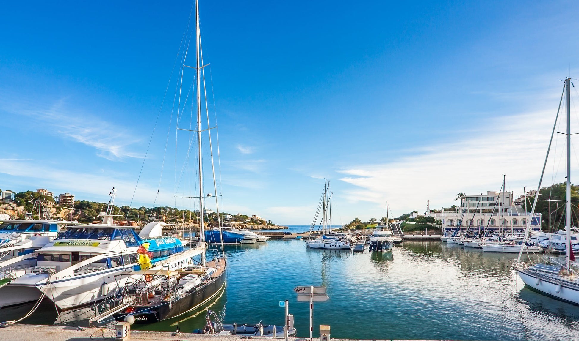 Porto Cristo, Porto Cristo, Spagna: ormeggi per barche e vista sul porto turistico con Eberths.com