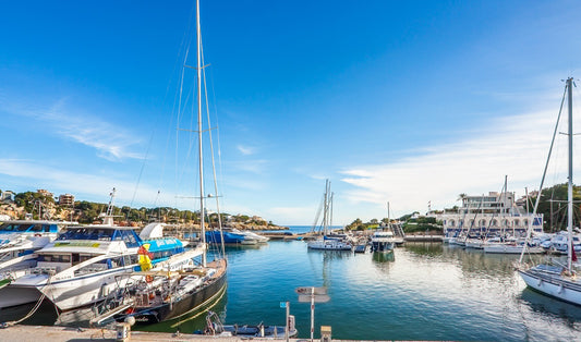 Porto Cristo, Porto Cristo, Spagna: ormeggi per barche e vista sul porto turistico con Eberths.com